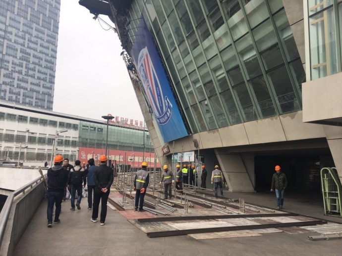 就算身边很多人都说他出演《流浪地球》有些;冒险，吴京最终还是坚持选择，为中国电影的新类型，贡献一份微薄之力